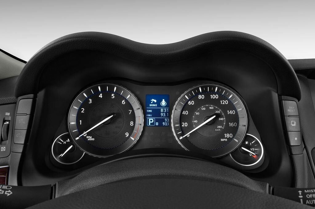 Infiniti Q70 (Baujahr 2014) 3.7 V6 7AT 4 Türen Tacho und Fahrerinstrumente