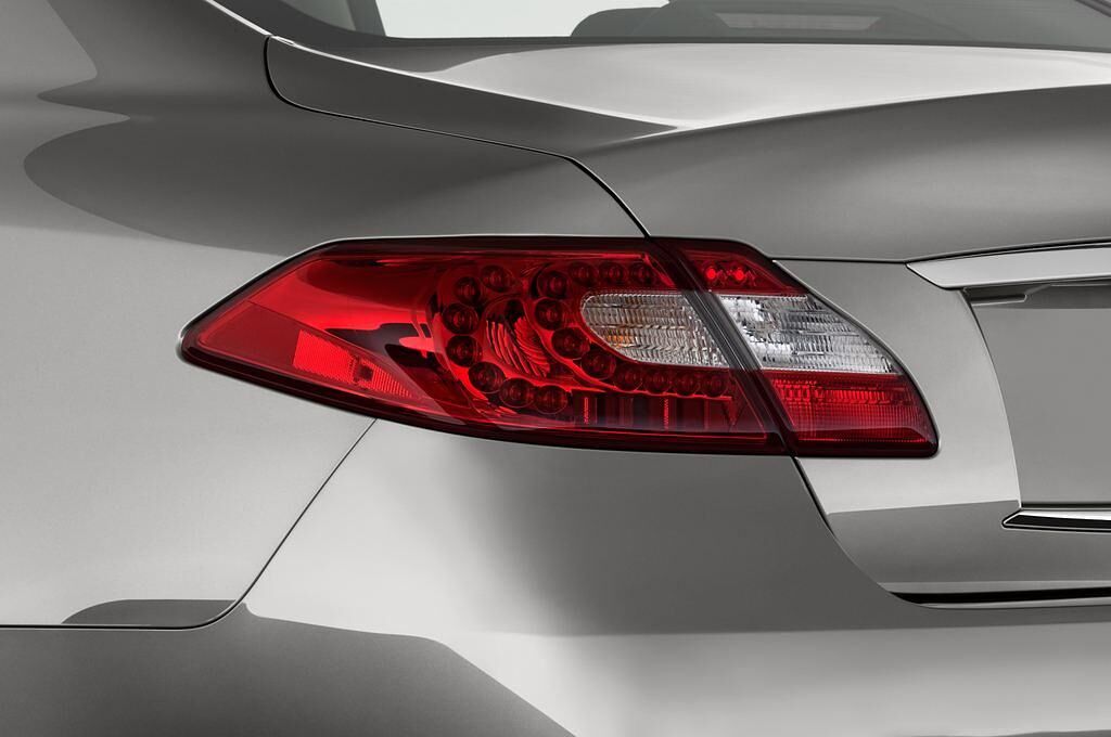 Infiniti Q70 (Baujahr 2014) 3.7 V6 7AT 4 Türen Rücklicht