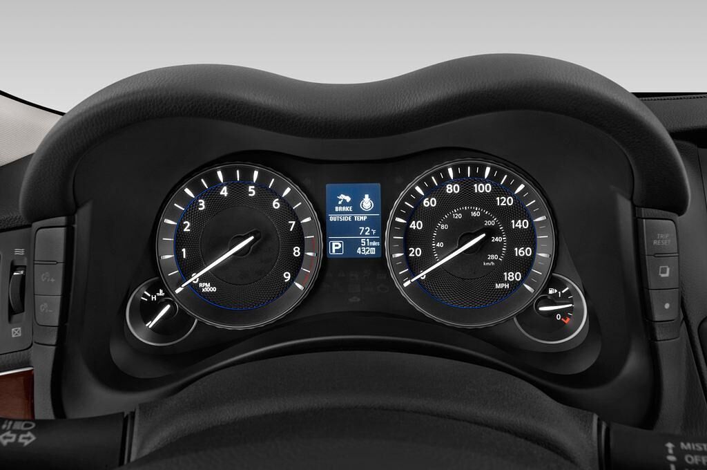 Infiniti Q70 (Baujahr 2015) Sport Tech 4 Türen Tacho und Fahrerinstrumente