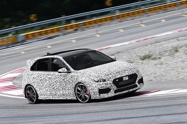 Wie gut sich der i30 N im Track-Einsatz schlägt, konnten wir auf den ersten Runden mit Vorserien-Fahrzeugen nur bedingt erfahren