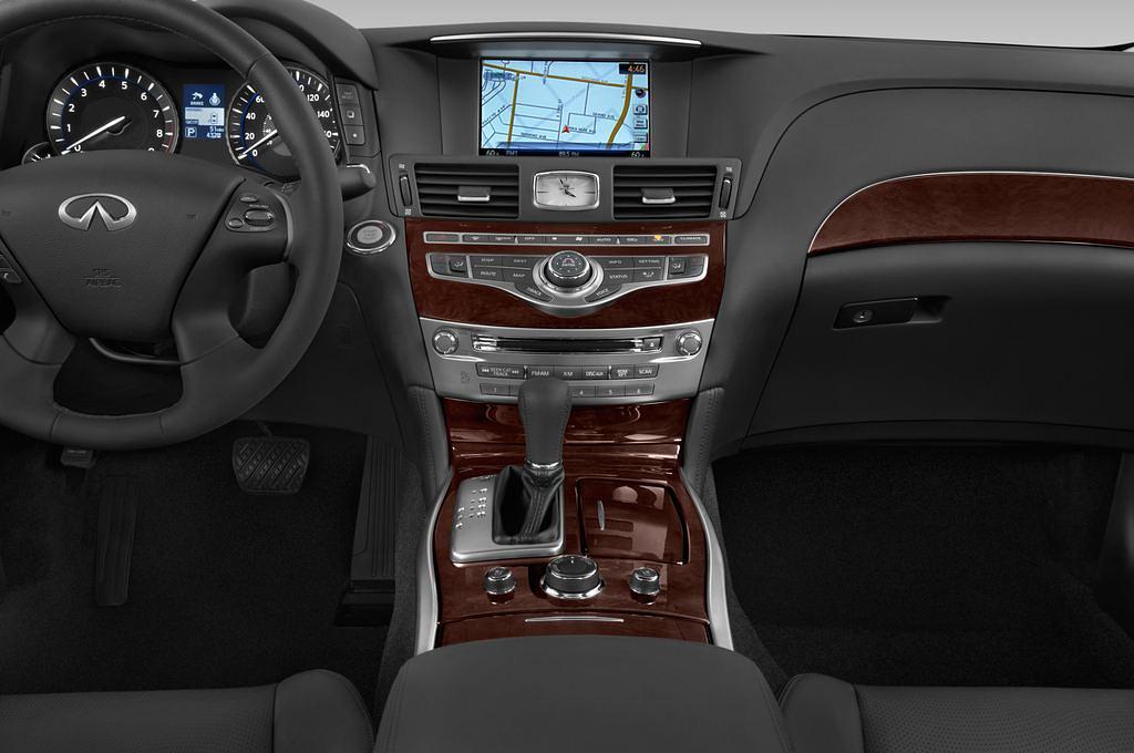 Infiniti Q70 (Baujahr 2015) Sport Tech 4 Türen Mittelkonsole