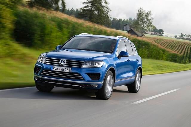 VW bietet den Touareg, dessen Nachfolger 2017 auf den Markt kommen soll, mit großen Motoren an, alle Varianten dürfen 3,5 Tonnen an den Haken nehmen
