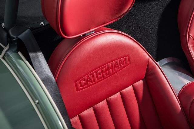 Schick: Das rote Leder der Sitze mit Caterham-Einprägung