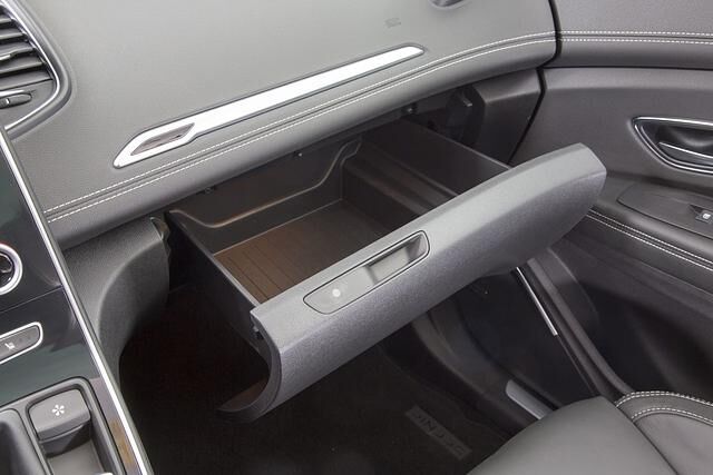 Mit zahlreichen Staufächern und einem als Schublade ausgelegtem Handschuhfach steht zusätzlich 63 Liter Platz für Kleinkram zur Verfügung