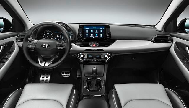 Der Hyundai i30 bietet ein ruhiges und aufgeräumtes Cockpit mit einem auf dem Armaturenbrett thronenden 8-Zoll-Touchscreen, der allerdings nicht zur Serienausstattung der Basisversion gehört