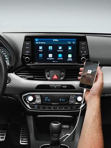 Das eigene Smartphone, das im i30 auch kabellos aufgeladen werden kann, lässt sich über Apple Car Play oder Android Auto einbinden
