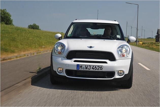 Den Countryman erkennt man schon an seinen Lampen - alle anderen Mini-Modelle kommen mit runden Frontlichtern daher