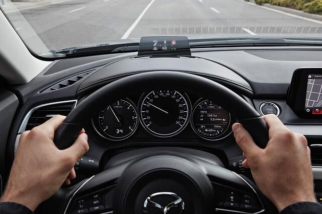 Das Head-up-Display ist nun farbig, liefert einen schärferen Kontrast und spiegelt auch die Verkehrszeichen mit ein