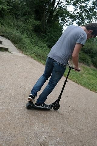 Gebremst wird per Tritt auf den Kotflügel