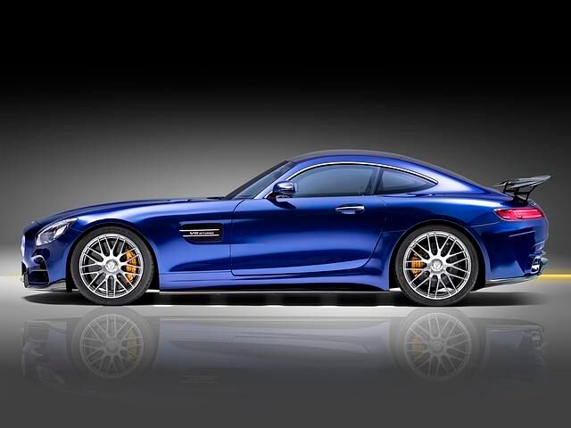 Der von Piecha veredelte Mercedes-AMG GT S kauert nur wenige Zentimeter überm Asphalt