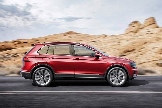 In der Länge wuchs der VW Tiguan um 6 Zentimeter auf 4,49 Meter, der Radstand vergrößerte sich sogar um 8 Zentimeter