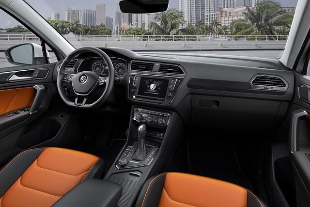Den VW Tiguan kann man sich mit einer sehr hochwertigen Ausstattung bestellen. Etwas billig wirkt allerdings das Head-up-Display mit vorgelagertem Plastikscheibchen