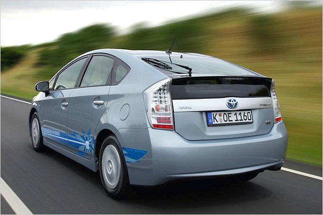 Kenner werden bemerken, dass bei der Plug-in-Version das Toyota-Logo blau hinterlegt ist