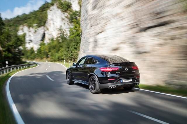 Vor allem an Front und Heck haben AMG-Designer die Optik angepasst, unter anderem mit neuer Frontschürze und –Splitter, verchromten Endrohrblenden, neuer Heckschürze und diversen Details in...