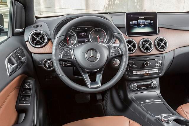 Bereits die Basisversion der Mercedes B-Klasse verfügt über ein Sieben-Zoll-Display mittig im Armaturenbrett