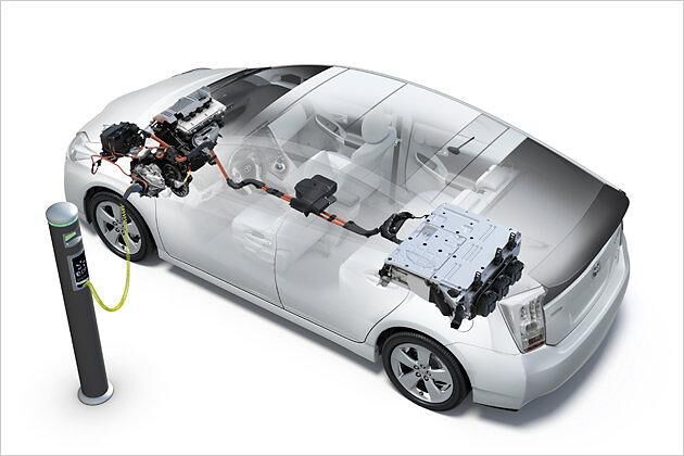 Die zusätzlichen Komponenten des Plug-in-Prius: Ladeanschluss, Ladegerät (unter dem Beifahrersitz) und die große Lithium-Ionen-Batterie im Kofferraum-Bereich