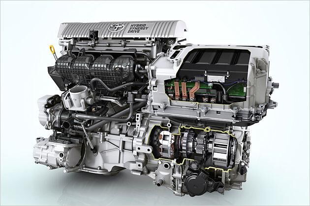Links oben der Ottomotor, rechts daneben die Leistungselektronik und darunter die Einheit aus zwei E-Motoren und Planetengetriebe