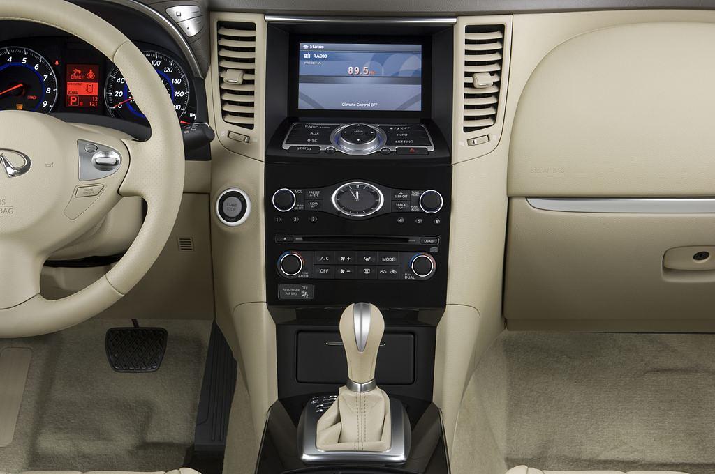 Infiniti FX (Baujahr 2010) GT Premium 5 Türen Mittelkonsole