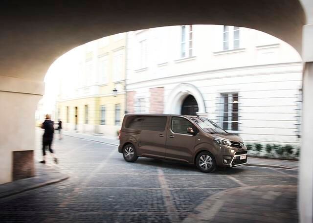 Als Proace Verso für mindestens 35.300 Euro brutto buhlt er auch um Familien mit erhöhtem Platzbedarf und präsentiert sich als großer Van für Shuttle-Dienste und für VIP-Flotten