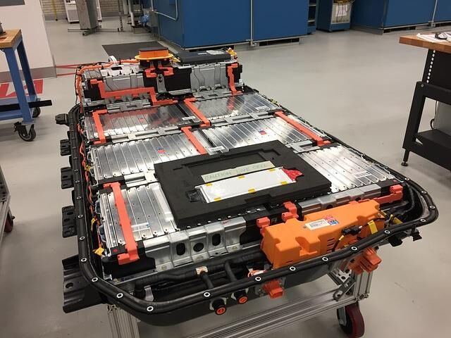 Warren übernimmt  den Zusammenbau der insgesamt 288 Zellen zu mehreren Modulen. Die Module wiederum bilden schließlich die Batterie.