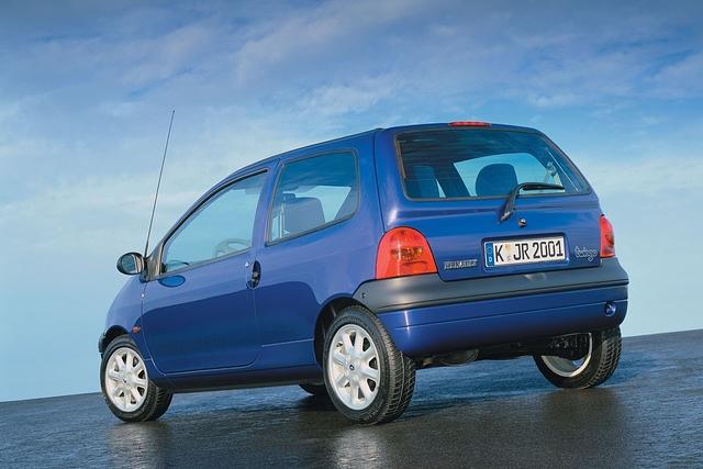 Als charmant-simpler Stadtflitzer mit treuem Scheinwerferblick kam der erste Twingo 1993 auf den Markt und avancierte schnell zum Renner