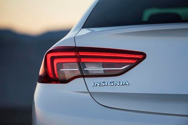 Auch die Leuchten betonen mit ihrem LED-Lichtdesign die Breite des Fahrzeugs