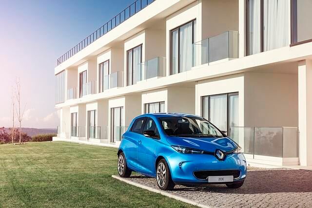 Ohne Akku-Kauf (dann muss der Stromspeicher gemietet werden) stehen noch immer 24.900 Euro auf der Rechnung für den 68 kW/92 PS starken Kleinwagen