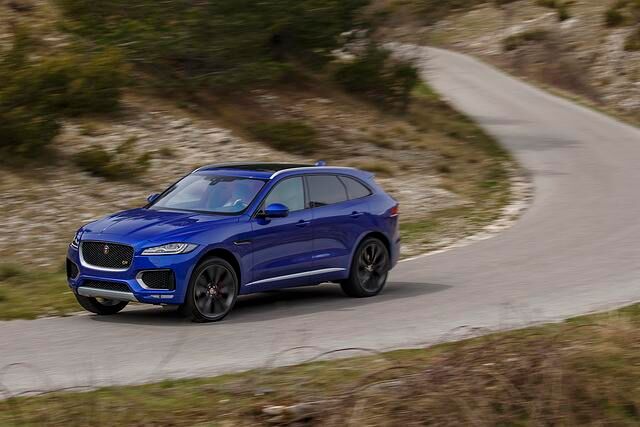 Das Design des F-Pace mit der fließend-dynamischen Linienführung und einem aggressiven, irgendwie spitz wirkenden Heck erfüllt schon mal die vom Modellnamen geschürten Erwartungen