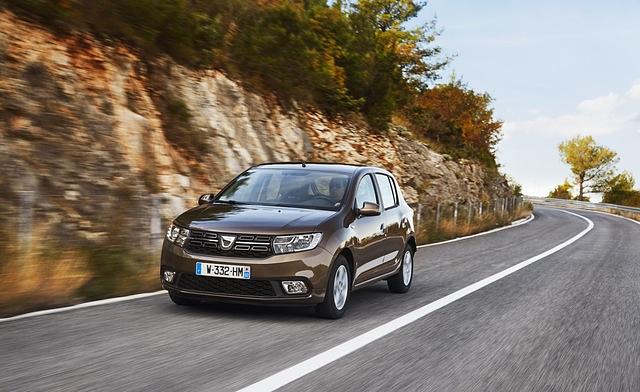 eben dem Basisaggregat, für das sich wohl rund die Hälfte der Sandero-Kunden entscheiden wird, steht noch ein 0,9-Liter-Dreizylinder-Turbo mit 66 kW/90 PS zur Wahl