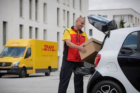 DHL liefert Pakete ins Auto - Der Smart als Packstation DHL liefert Pakete ins Auto - Der Smart als Packstation