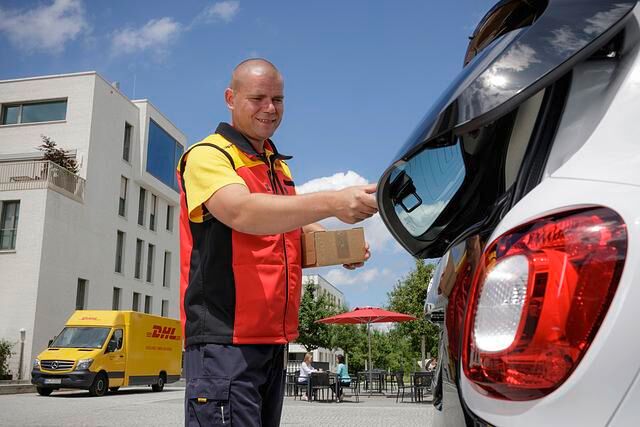 Der Paketbote bekommt einen virtuellen Einmal-Schlüssel, mit dem er das Auto lokalisiert, auf- und nach dem Ablegen des Paketes auch wieder abschließt