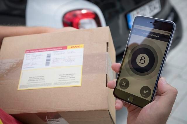 Der Paketbote bekommt einen virtuellen Einmal-Schlüssel, mit dem er das Auto lokalisiert, auf- und nach dem Ablegen des Paketes auch wieder abschließt