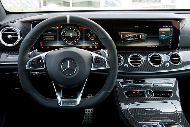 Wer mit der E-Klasse vertraut ist, findet sich im AMG-Innenraum schnell zurecht, muss sich allerdings mit einigen neuen Anzeigen auf den beiden breitgezogenen Monitoren vertraut machen