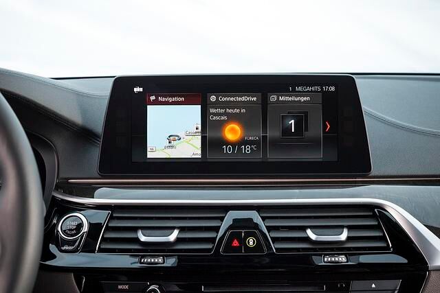 Gegen Aufpreis bekommt man den BMW 5er mit großem Touchscreen