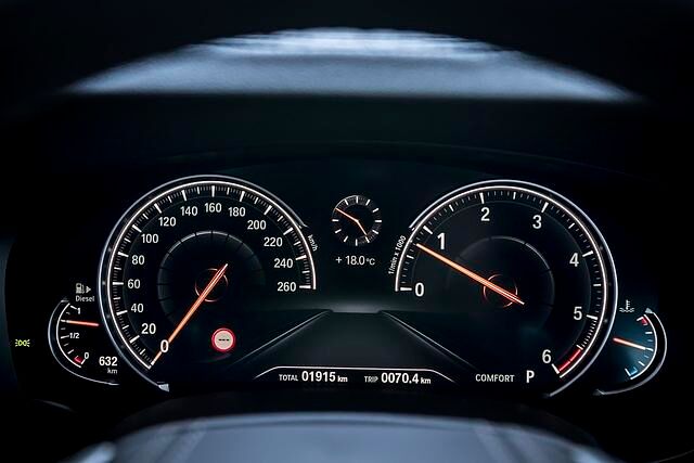 Voll digital: Gegen Aufpreis kann der BMW 5er mit einem Display als Kombiinstrument ausgestattet werden. Standardmäßig gibt es einen Mix aus Analoganzeigen und Display
