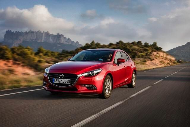 . Vorne erhielt der Mazda3 einen markanteren Grill und flachere LED-Scheinwerfer