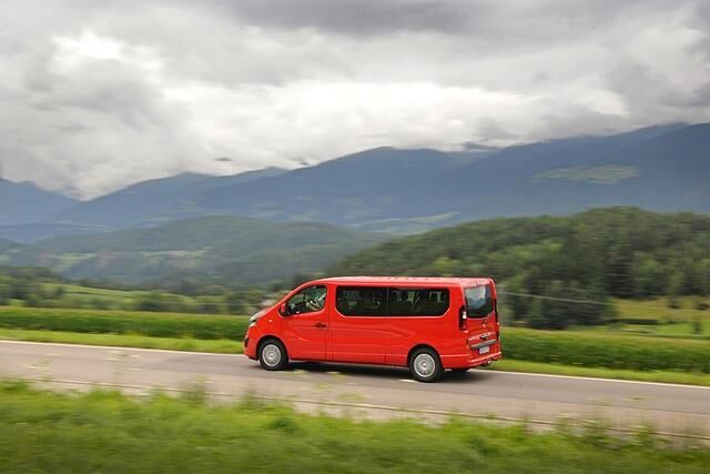 Bis zu neun Passagiere finden im Vivaro Combi standardmäßig in drei Sitzreihen Platz, oder alternativ fast sechs Kubikmeter Ladung