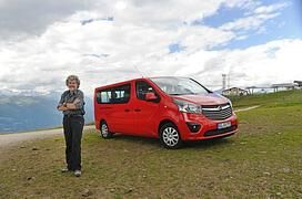 Opel Vivaro - Bergsteiger mit Lastenrucksack (Kurzfassung) Opel Vivaro - Bergsteiger mit Lastenrucksack (Kurzfassung)