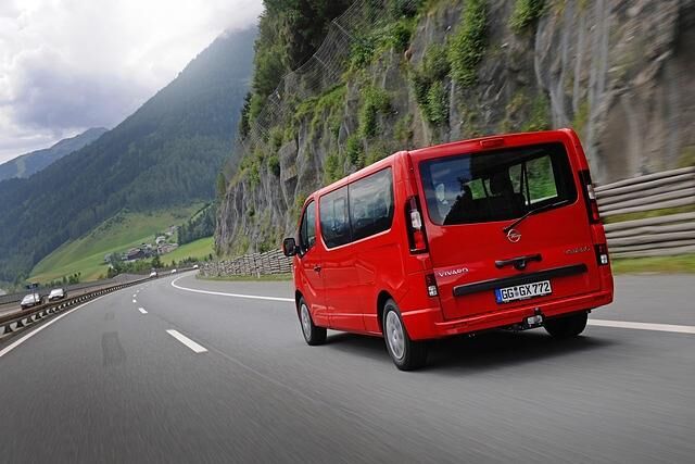 Standardmäßig fährt der Vivaro mit einer Schiebetür auf der rechten Seite und Flügeltüren am Heck vor. Eine weitere Tür auf der Fahrerseite und eine klassische Heckklappe bietet Opel für die...