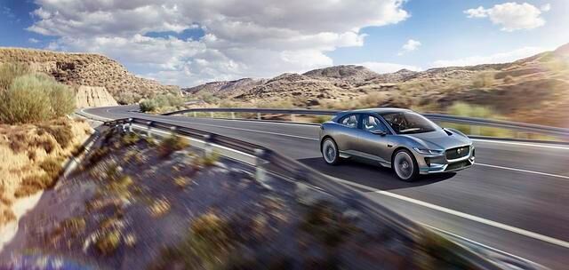 Wenn Jaguar mit dem I-Pace Concept diese Woche auf der Autoshow in Los Angeles einen sehr konkreten Ausblick auf das erste rein elektrische Modell der Marke gibt, dann wirkt ein Tesla Model X noch...