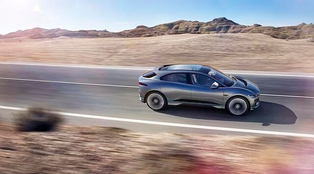 Dazu noch ein paar Sicken und Kanten und wunderbar überhöhte Kotflügel – fertig ist ein SUV wie von einem anderen Stern: Stolz und trotzdem schlank, schnittig, sportlich und irgendwie viel leichter...