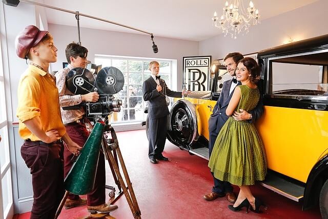 Rolls-Royce Phantom Serie 2 Sedanca De Ville als automobiler Hauptdarsteller im Film The Yellow Rolls-Royce