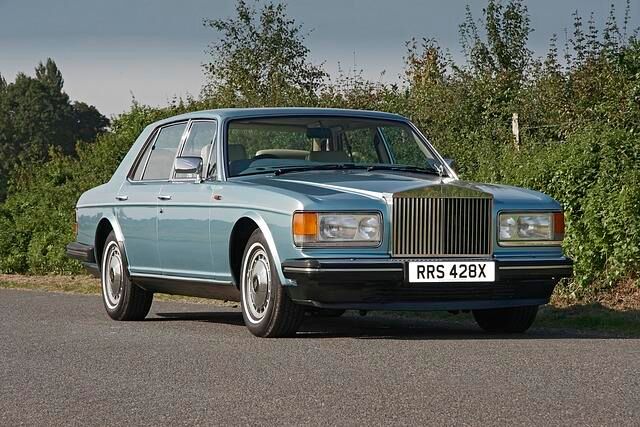 Die 5,27 Meter lange Limousine ist zwar mit den Insignien der Marke Rolls-Royce gesegnet, also der griechische Tempel plus Spirit of Ecstasy oben drauf, aber die Grundform weicht doch erheblich vom...