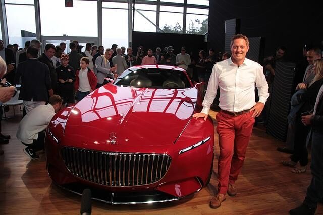 Design-Chef Wagener vor seiner Studie