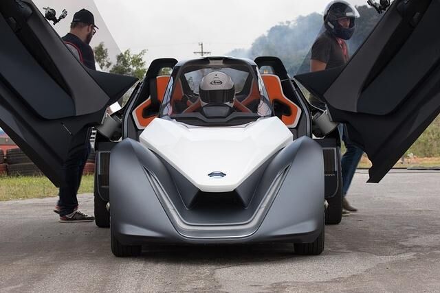 Der Blade-Glider ist nach oben hin offen. Passend dazu: zwei riesige Flügeltüren