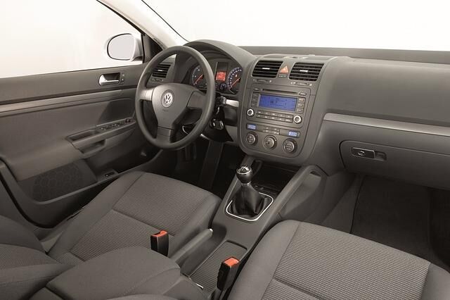 Im Innenraum ist der VW Jetta weitgehend baugleich mit dem Golf V