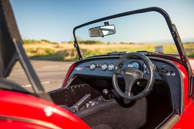 Ein Caterham Seven ist traditionell spartanisch ausgestattet