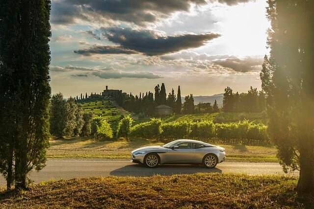 Wie es sich für einen guten Gran Turismo gehört, ist auch der DB11 ein Kompromiss zwischen Supersportwagen und Luxuslimousine