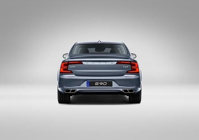 Unter anderem eine vierflutige Auspuffoptik verleiht dem S90 optisch mehr Muskeln