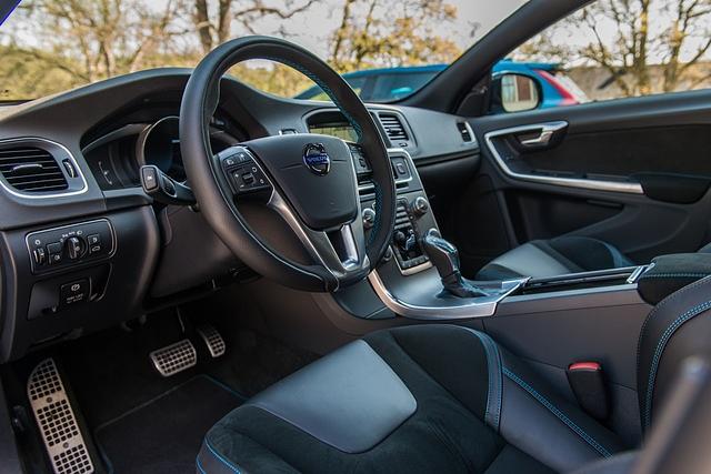 Sportsitze mit Charcoal-Nubukleder und blaue Ziernähte im Innenraum charakterisieren die Polestar-Modelle